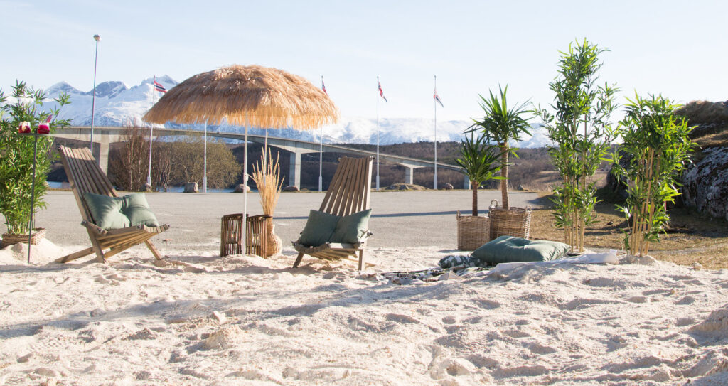Strandstoler og palmesus i Saltstraumen