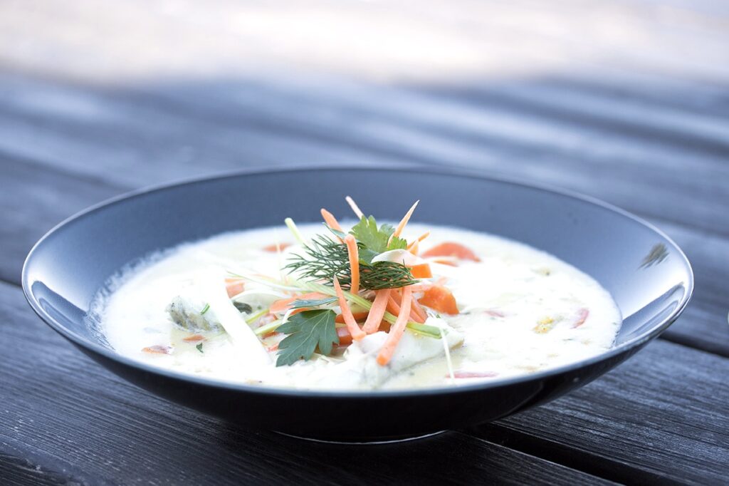 Kremet fiskesuppe med dagens ferske fisk og urter fra eget drivhus