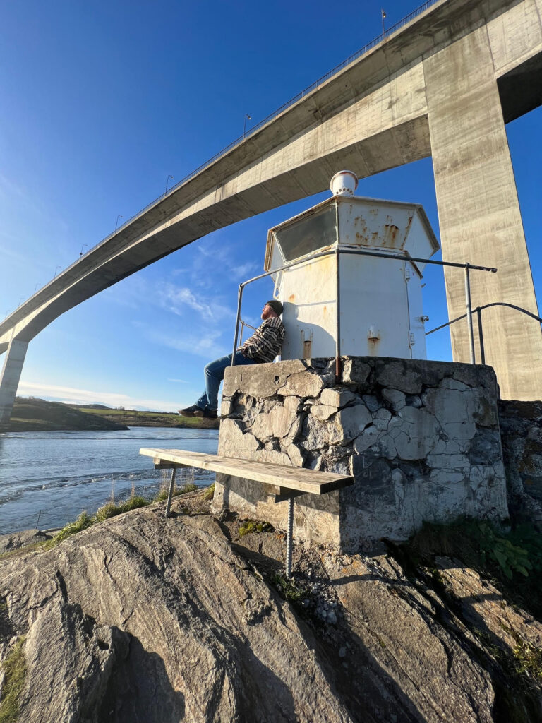 Mann som soler seg i vintersola ved Saltstraumen